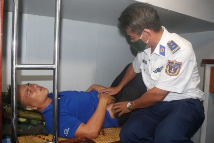 Quân y Bộ Tư lệnh Vùng Cảnh sát biển 4 thăm, khám cho bệnh nhân Thiếu tá Trần Văn Cương.