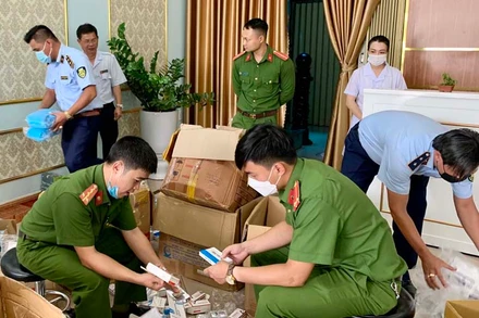 Lực lượng chức năng kiểm tra tại Viện thẩm Mỹ 108 Hà Nội - Cơ sở Gia Lai sáng 11/6.