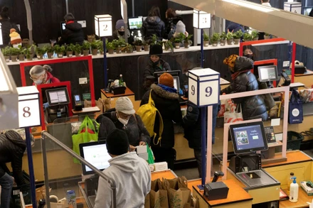 Người dân Mỹ thanh toán tại một siêu thị ở Manhattan, thành phố New York, Hoa Kỳ, ngày 28/3/2022. (Ảnh: REUTERS)