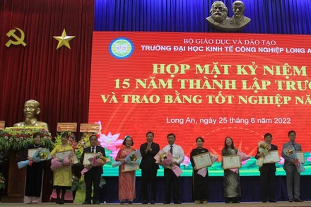 UBND tỉnh Long An trao tặng Bằng khen cho các tập thể và các cá nhân đạt thành tích tiêu biểu trong 15 năm thành lập trường.