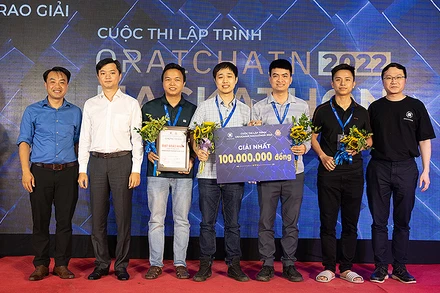 Bí thư Trung ương Đoàn, Chủ tịch Hội Sinh viên Việt Nam Nguyễn Minh Triết (thứ 2 từ trái sang) và các thí sinh đội tuyển 1877 tại Lễ trao giải Cuộc thi.