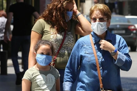 Người dân đeo khẩu trang phòng dịch Covid-19 tại Beirut, Lebanon. (Ảnh: REUTERS)
