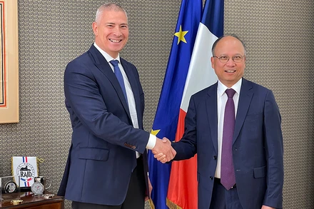 Tỉnh trưởng Hugues Moutouh tiếp Đại sứ Đinh Toàn Thắng.