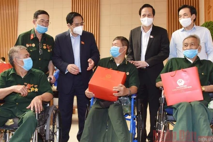 Thủ tướng Phạm Minh Chính gặp mặt các đại diện tiêu biểu người có công với cách mạng, thân nhân liệt sĩ nhân kỷ niệm 74 năm Ngày Thương binh - Liệt sĩ. (Ảnh: TRẦN HẢI)