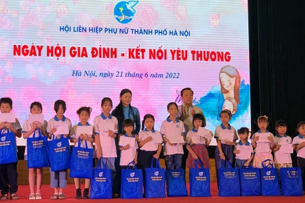 Trao quà tặng các trẻ em có hoàn cảnh khó khăn.