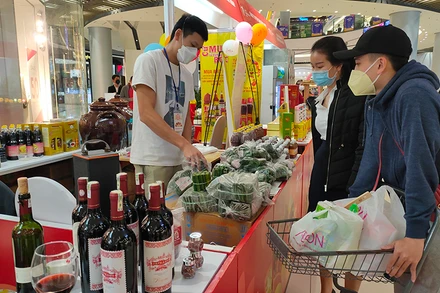 Người dân mua sắm tại siêu thị. Ảnh: BẢO MINH