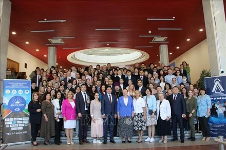 Các đại biểu tham dự diễn đàn chụp ảnh lưu niệm. (Ảnh: Duy Trinh/TTXVN)