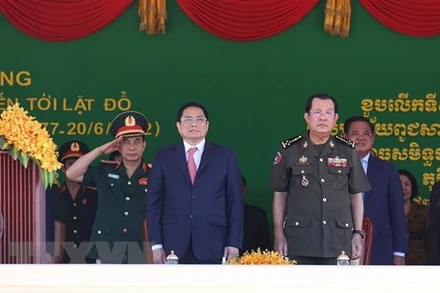 Thủ tướng Campuchia Samdech Techo Hun Sen và Thủ tướng Phạm Minh Chính dự Lễ kỷ niệm 45 năm “Con đường tiến tới đánh đổ chế độ diệt chủng Pol Pot”. (Ảnh: TTXVN)