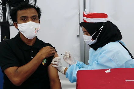 Tiêm vaccine ngừa Covid-19 tại Jakarta, Indonesia, ngày 16/8/2021. (Ảnh: Reuters)