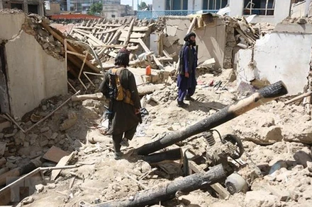 Hiện trường vụ đánh bom ở Kabul, Afghanistan. (Ảnh: THX/TTXVN)