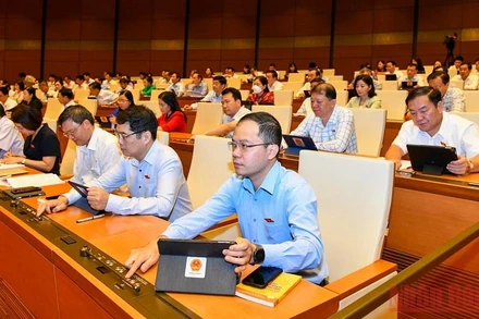 Đại biểu Quốc hội bấm nút biểu quyết thông qua Luật Cảnh sát cơ động. (Ảnh: KHOA NGUYÊN)