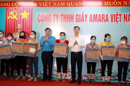 Phó Chủ tịch Thường trực Tổng Liên đoàn lao động Việt Nam Trần Thanh Hải cùng lãnh đạo tỉnh Nam Định trao quà cho công nhân có hoàn cảnh khó khăn tại Công ty TNHH giày Amara Việt Nam.