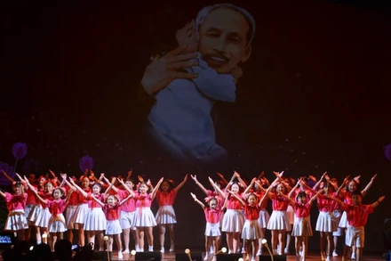 Nhóm thiếu nhi Mặt trời nhỏ trình bày liên khúc “Em mơ gặp Bác Hồ” và “Ai yêu Bác Hồ Chí Minh hơn thiếu niên nhi đồng” (sáng tác: Xuân Giao - Phong Nhã).