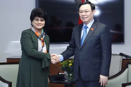 Chủ tịch Quốc hội Vương Đình Huệ và bà Shriti Vadera, Chủ tịch Tập đoàn Bảo hiểm Prudental. (Ảnh: Doãn Tấn/TTXVN)