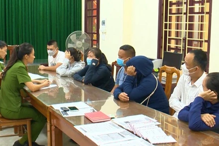 Công an thành phố Đồng Hới (Quảng Bình) làm việc với các đối tượng liên quan.