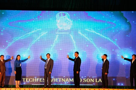 Các đại biểu cùng nhấn nút khai mạc Ngày hội khởi nghiệp đổi mới sáng tạo Sơn La.