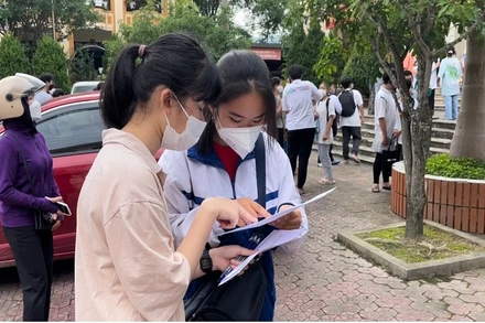 Học sinh dự thi tuyển sinh lớp 10 tại Trường THPT chuyên Lê Quý Đôn.