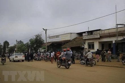 Hiện trường một vụ tấn công tại Beni, Cộng hòa dân chủ Congo, ngày 26/12/2021. (Ảnh: AFP/TTXVN)