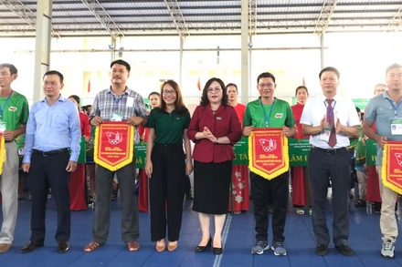 Trao cờ lưu niệm cho các đội tham gia.