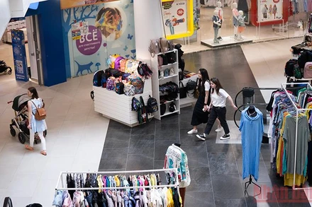 Người dân Nga trong trung tâm thương mại. 