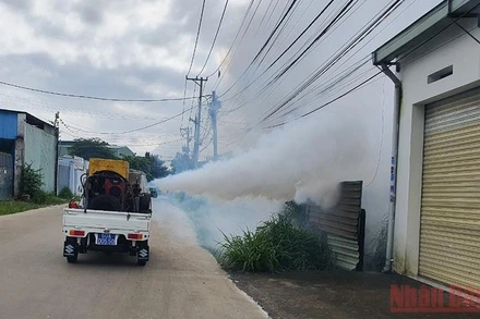 Phun hóa chất diệt muỗi tại thành phố Biên Hòa, tỉnh Đồng Nai.