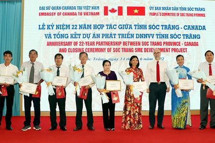 Đại sứ Canada tại Việt Nam Shawn Steil trao bằng khen cho các cán bộ dự án tại Sóc Trăng.