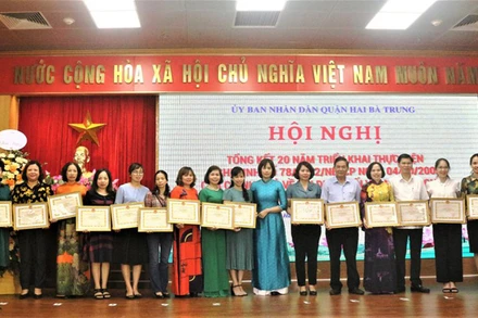 Đại diện Ủy ban nhân dân quận Hai Bà Trưng khen thưởng các tập thể, cá nhân. (Ảnh: Ngọc Anh)