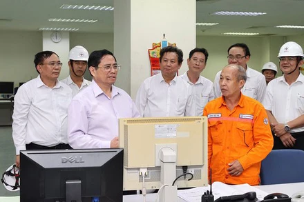 Thủ tướng Phạm Minh Chính nghe báo cáo về quy trình vận hành nhà máy.