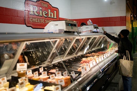 Giá thực phẩm thiết yếu tăng 11,9% so cùng kỳ năm ngoái. (Ảnh: Reuters)