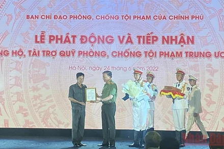 Đại tướng Tô Lâm trao Quyết định khen thưởng của Bộ Công an tặng các cá nhân điển hình trong phong trào Toàn dân bảo vệ an ninh Tổ quốc.