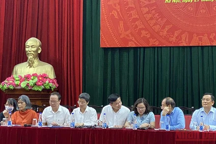 Lãnh đạo các vụ, cục của Bộ Y tế cung cấp thông tin cho báo chí. (Ảnh: TRẦN LAM)