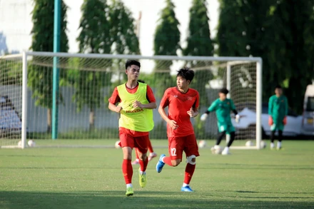 Văn Khang (áo vàng) luôn thể hiện sự mạnh mẽ trên sân. (Ảnh: VFF) 