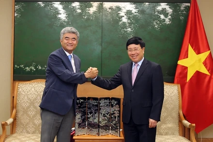 Phó Thủ tướng Thường trực Phạm Bình Minh tiếp Chủ tịch Tập đoàn Daewoo E&C Hàn Quốc Jung Won Ju (Ảnh: VGP).