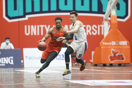 Edward Horton (Danang Dragons) dẫn bóng.