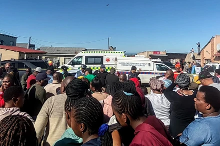 Đám đông tụ tập bên ngoài quán rượu xảy ra thảm kịch ở Đông London, Nam Phi, ngày 26/6/2022. (Ảnh: Sky News)