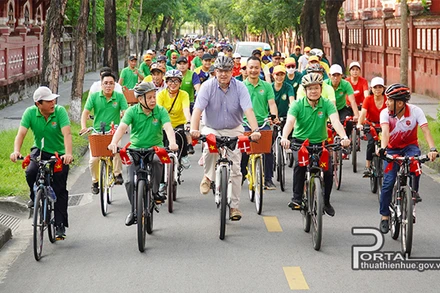 Đại sứ Đan Mạch tại Việt Nam Kim Hojlund Christensen cùng lãnh đạo tỉnh Thừa Thiên Huế tham dự sự kiện đạp xe. (Ảnh: thuathienhue.gov.vn)