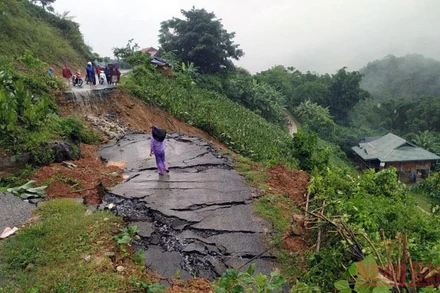 Mưa lũ làm đứt gãy hoàn toàn 45m nền mặt đường quốc lộ 6.