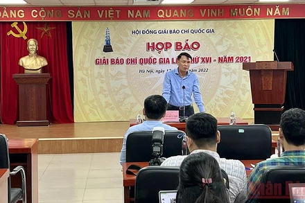 Phó Chủ tịch Thường trực Hội Nhà báo Việt Nam Nguyễn Đức Lợi thông tin tại cuộc họp báo.