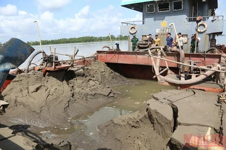 Một trong những phương tiện chở cát trái phép bị bắt giữ.
