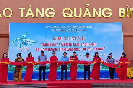 Các đại biểu cắt băng khai mạc trưng bày và triển lãm sách, ảnh “65 năm Quảng Bình làm theo lời Bác Hồ dạy”.