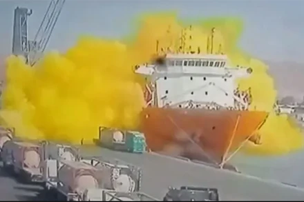 Đám mây khí độc màu vàng bốc lên sau khi bể chứa rò rỉ tại cảng ở Jordan, (Nguồn: theguardian.com)