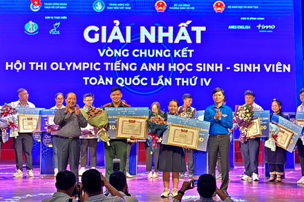 Đại diện Ban Tổ chức trao giải nhất tặng các thí sinh tại chung kết Hội thi. 