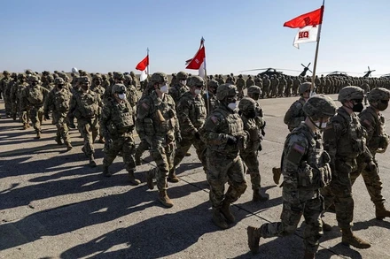 Binh sĩ Mỹ diễu hành trong 1 sự kiện được tổ chức tại căn cứ không quân ở Mihail Kogalniceanu, Romania, ngày 11/2/2022. (Ảnh: Inquam Photos/REUTERS)