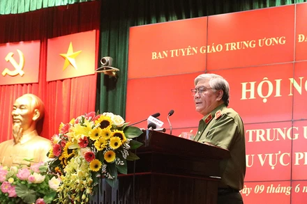 Báo cáo viên Bộ Công an trình bày thông tin về kỷ niệm 60 năm ngày truyền thống lực lượng Công an nhân dân.