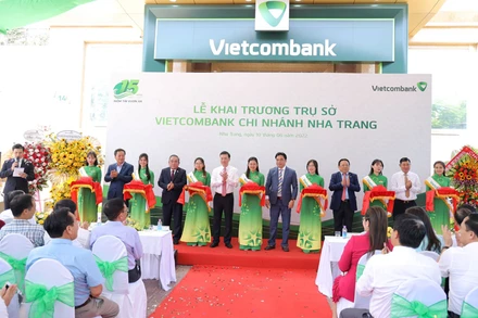 Lễ cắt băng khánh thành trụ sở hoạt động mới Vietcombank Nha Trang.