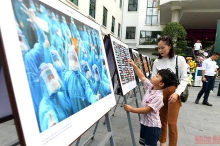 Người xem triển lãm ảnh chiều 24/6. (Ảnh: THÀNH ĐẠT)