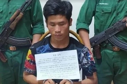 Đối tượng Giàng A Sang cùng tang vật 2.000 viên ma túy tổng hợp bị bắt quả tang tại khu vực biên giới.