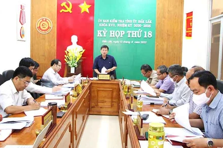 Chủ nhiệm Ủy ban Kiểm tra Tỉnh ủy Đắk Lắk Lê Văn Nghĩa chủ trì phiên họp.