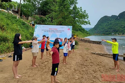 Đầu tháng 6 này, Oxalis Adventure phối hợp UBND thị trấn Phong Nha tổ chức lớp dạy bơi miền phí cho trẻ em sau 1 năm gián đoạn do ảnh hưởng của dịch bệnh. 