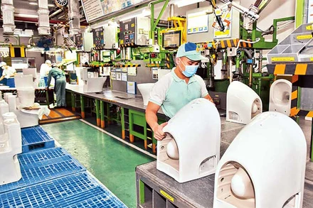 Sản xuất thiết bị vệ sinh tại Công ty Toto Việt Nam. (Ảnh minh họa: Hà Thu)